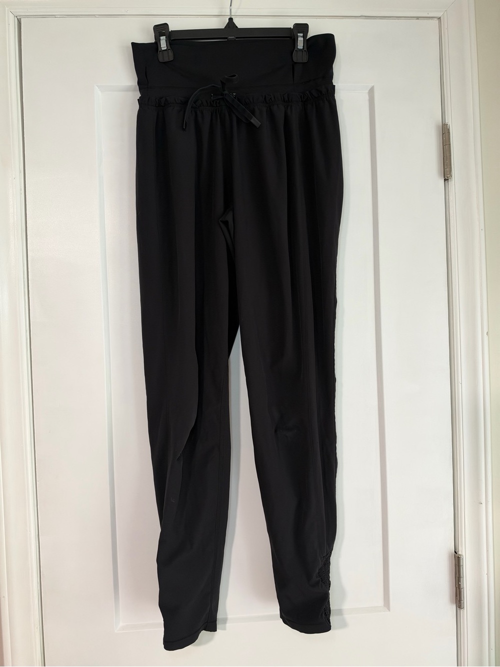Women’s Athleta Black Drawstring Athletic Pants With Cinched Ankles Size XXS